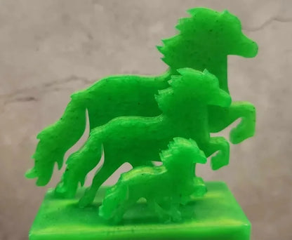 Icelandic horses in vibrant green – compact on a pedestal