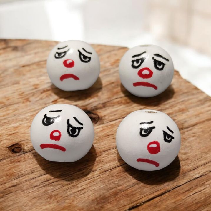 Trauriger Clown (2 cm oder 2,5 cm) – Handbemalte Holzperlen