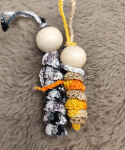 🧶 Sorgenwürmchen-Duo – Gegensätze, die zusammengehören