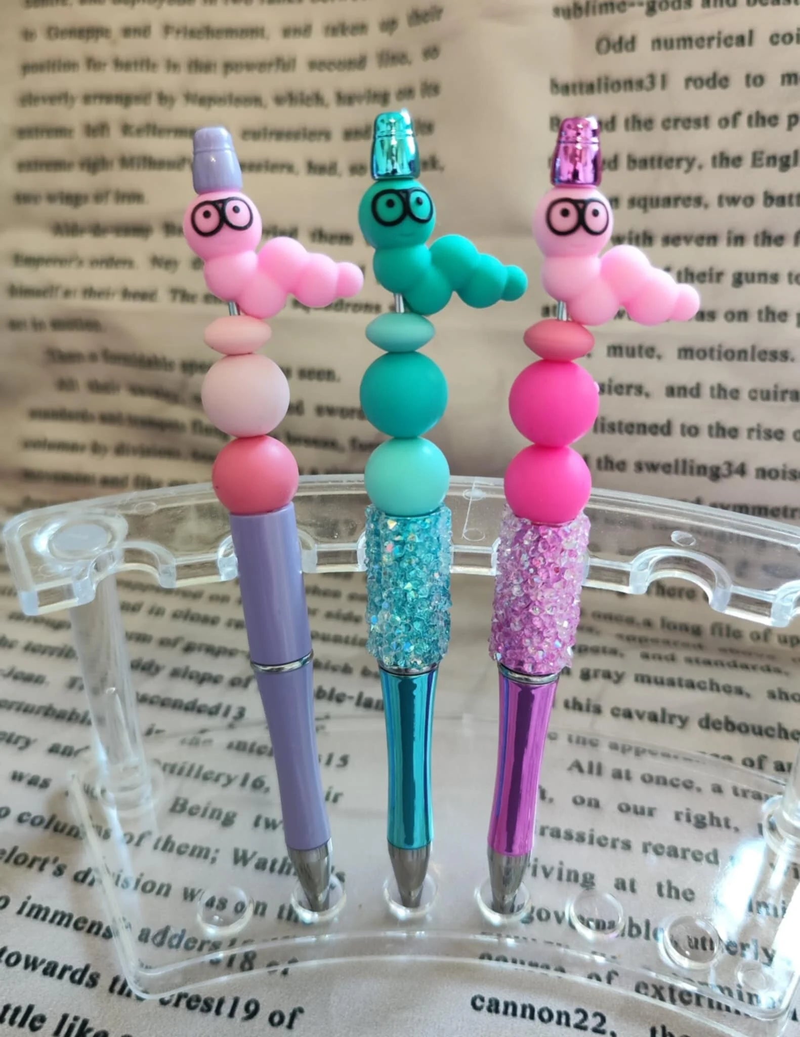 🤓 Knowledge meets wit – The worm pen with glasses — Worm on the left