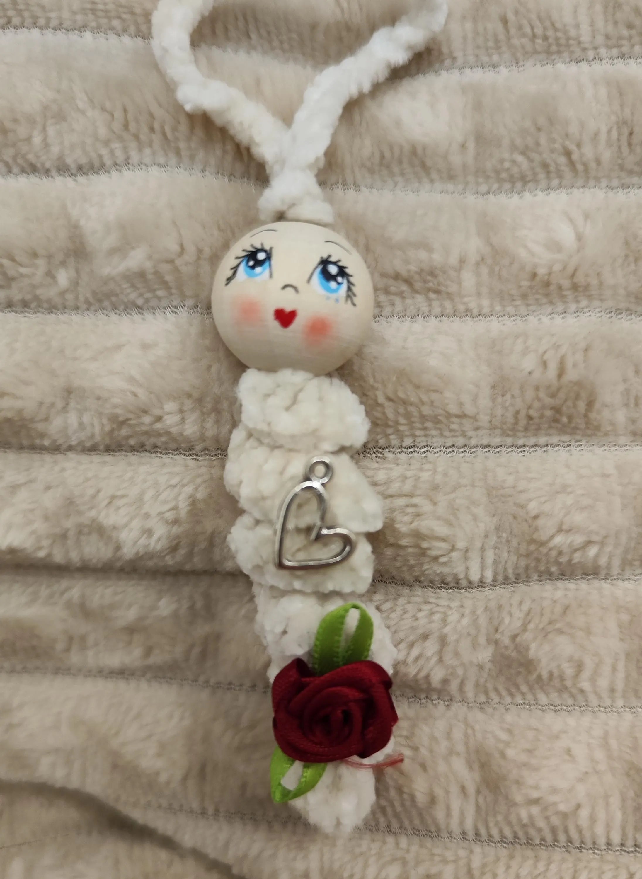 🧶 Queen of Hearts in white with a red rose – delicate gesture, strong message