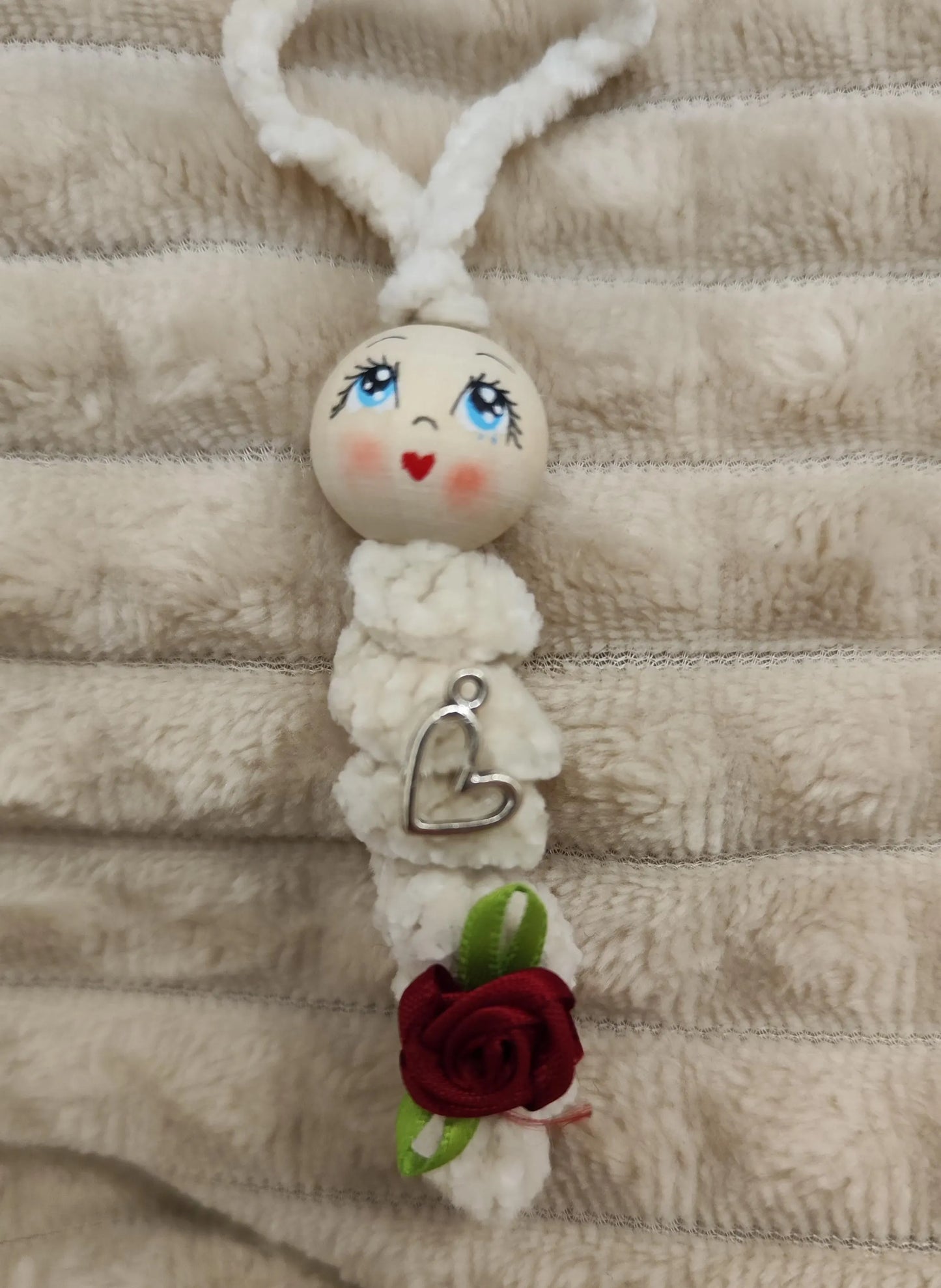 🧶 Herzdame in Weiß mit roter Rose – Zarte Geste, starke Botschaft