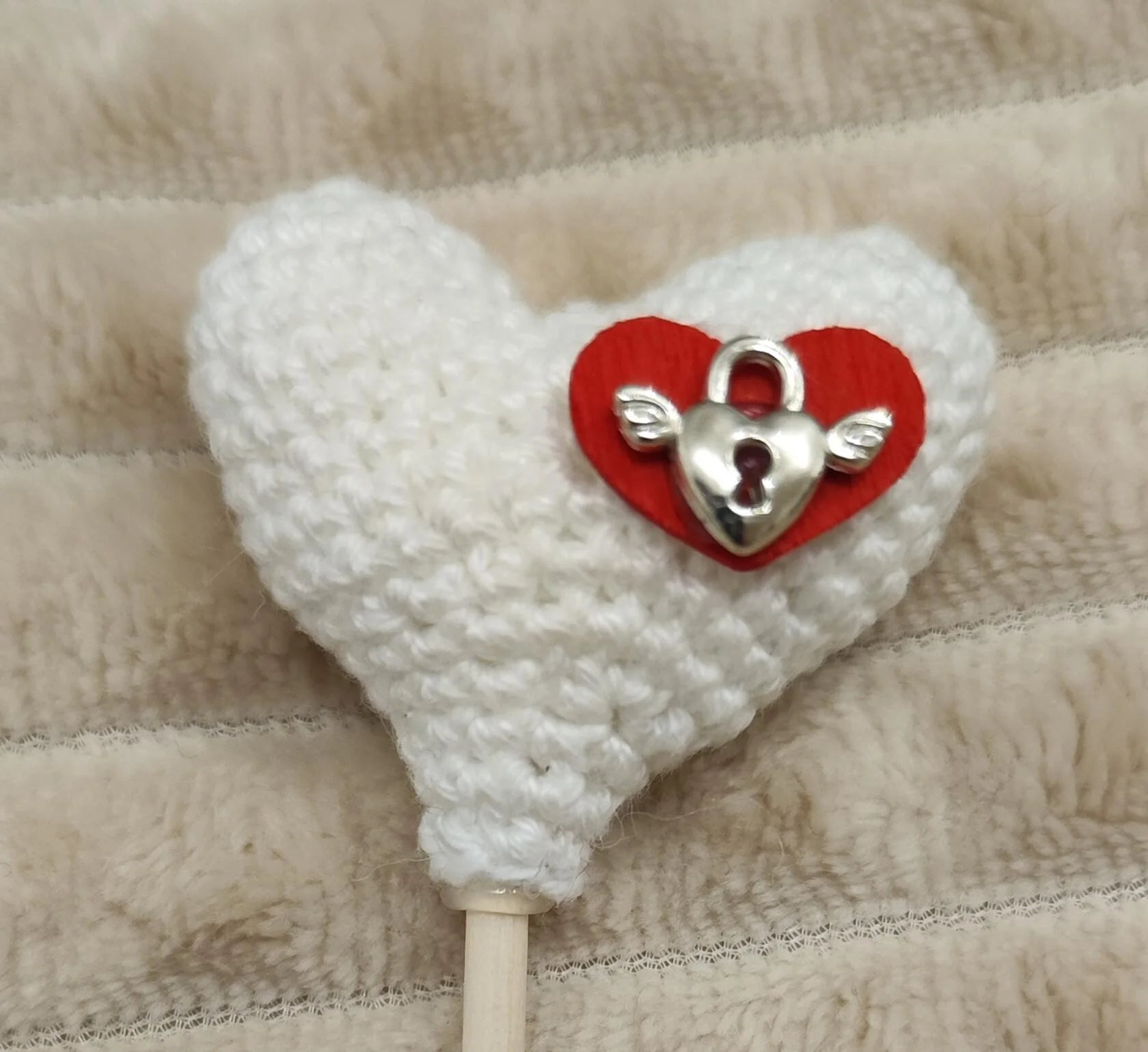 🤍 White heart with lock – protective, delicate &amp; meaningful